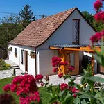 別荘 Malomvoelgyi Vendeghaz Balatonalmádi