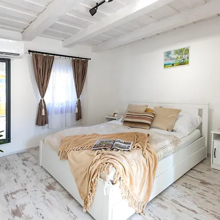 Malomvoelgyi Vendeghaz Holiday home Balatonalmadi